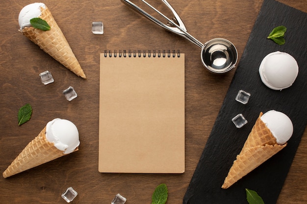 Foto gratuita helado en cono con cuaderno