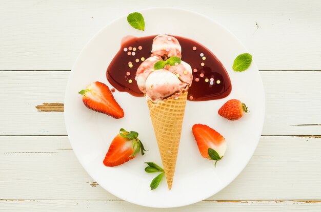 Helado en cono de waffle con almíbar.