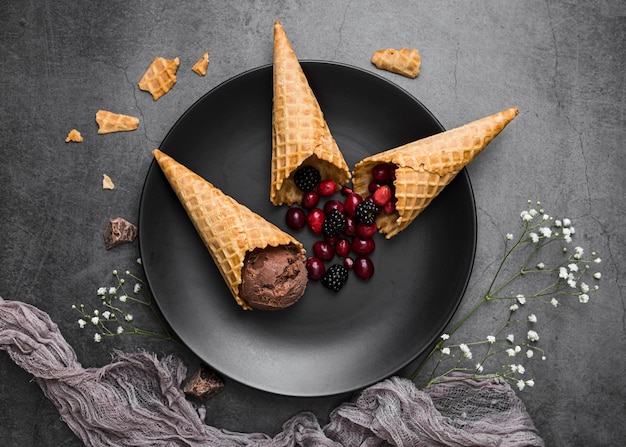 Foto gratuita helado en conos servidos en plato