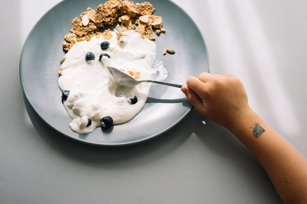 Helado derretido y copos de maíz