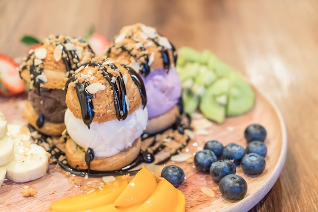 Helado con fruta mixta