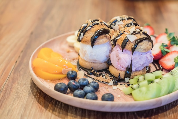 Helado con fruta mixta