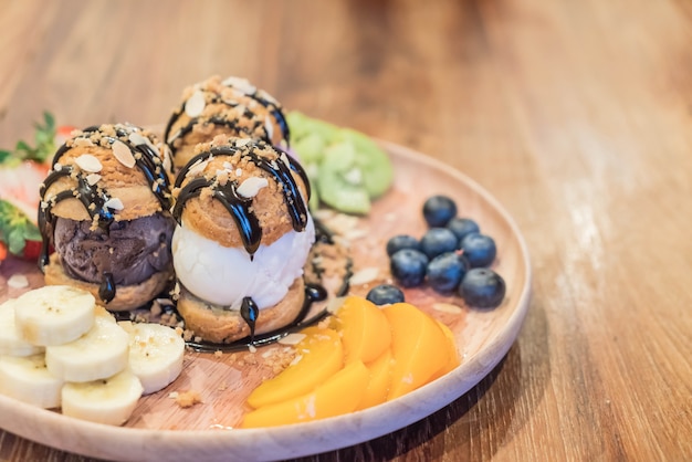 Foto gratuita helado con fruta mixta