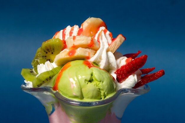 Helado con frutas en la mesa