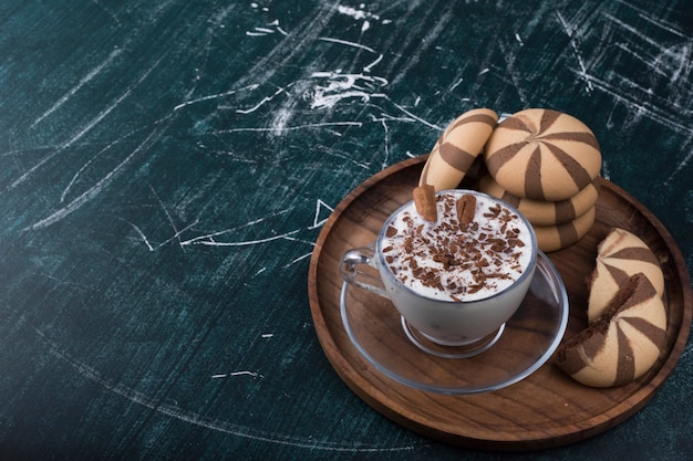 Helado con galletas de cacao en una bandeja de madera, ángulo de visión