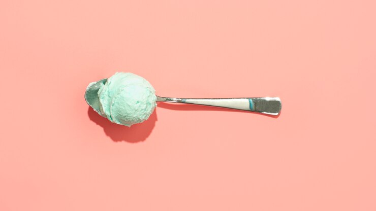 Foto gratuito helado de menta en cuchara