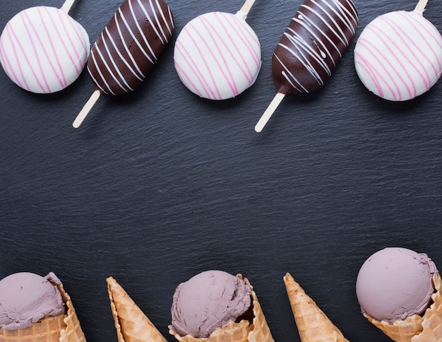 Foto gratuita helado en mesa negra con espacio de copia