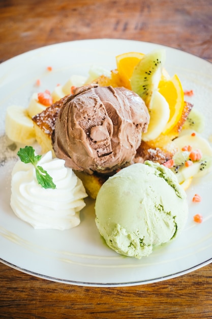 Helado con pan tostado de miel