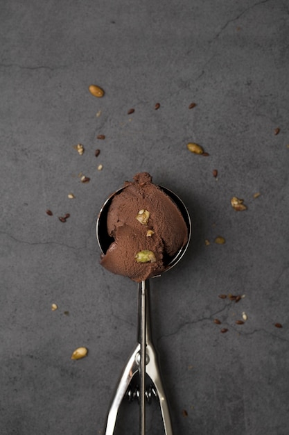 Helado plano con sabor a chocolate