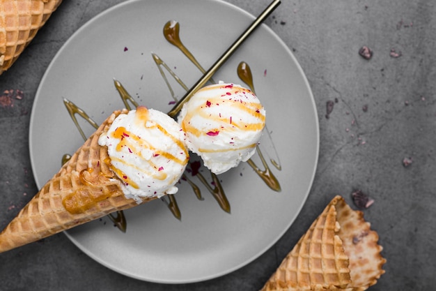 Helado en plato con cobertura