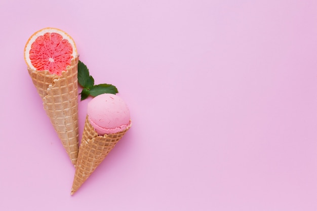 Helado de pomelo en mesa rosa