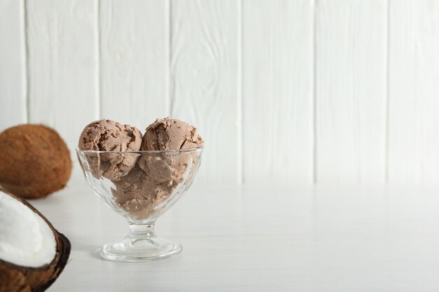 Helado de postre de verano helado con coco.