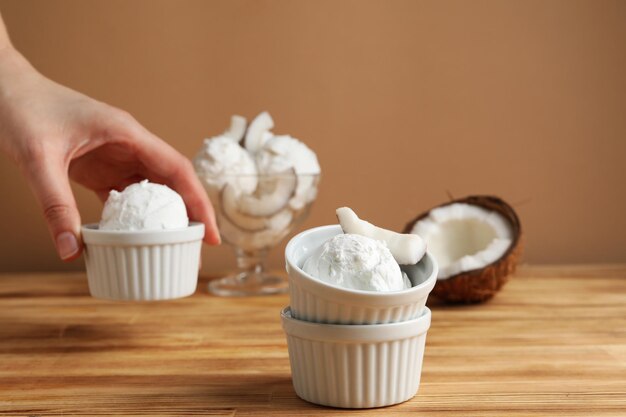 Helado de postre de verano helado con coco.