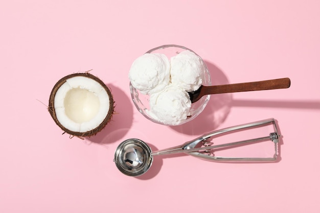 Helado de postre de verano helado con coco.