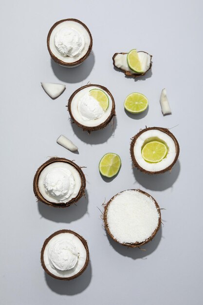 Helado de postre de verano helado con coco.