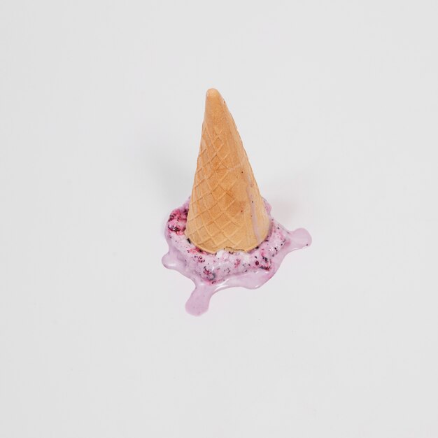 Helado que cae en una taza de oblea