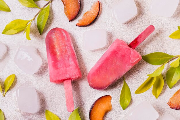 Helado con sabor a durazno en la mesa