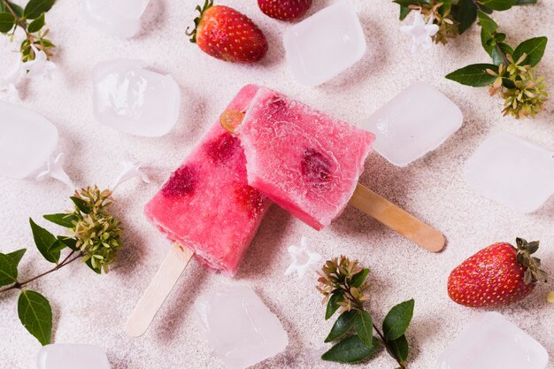 Helado con sabor a fresa en la mesa