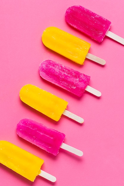 Helado de sabor a fruta en palitos