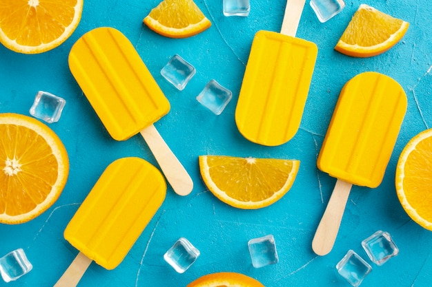 Helado con sabor a naranja y cubitos de hielo.