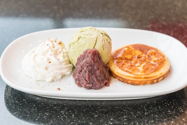 Helado de té verde con panqueque, frijol rojo y crema batida