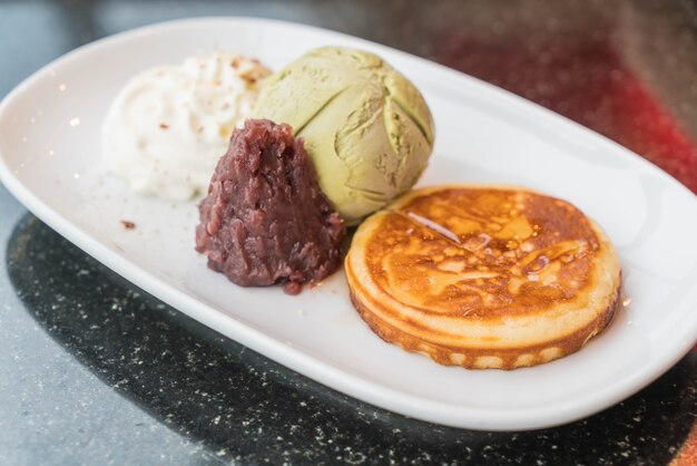 Helado de té verde con panqueque, frijol rojo y crema batida