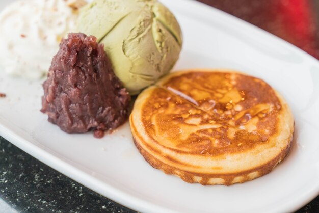 Helado de té verde con panqueque, frijol rojo y crema batida