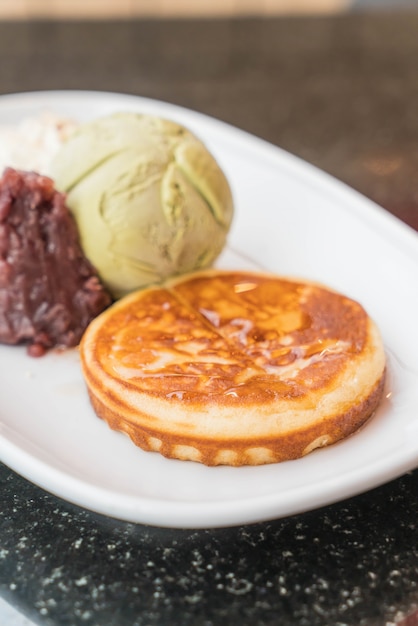 Helado de té verde con panqueque, frijol rojo y crema batida