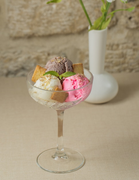 Foto gratuita helado de tres colores bollos de helado en un vaso