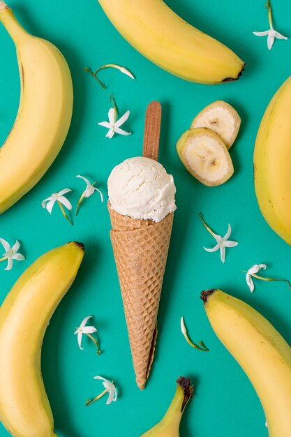 Helado de vainilla blanco rodeado de plátanos