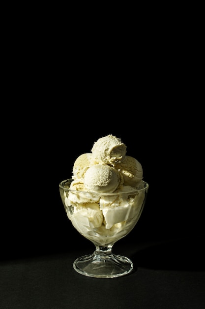 Helado de vainilla en copa de cristal