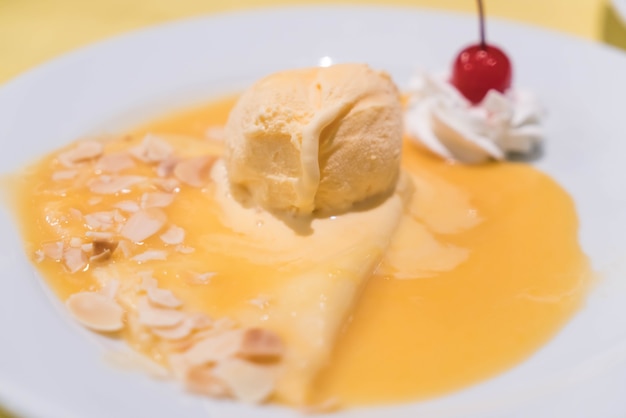 helado de vainilla con crepe