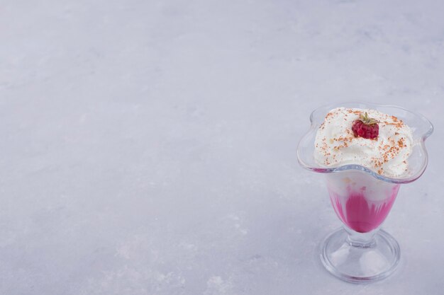 Helado de vainilla y fresa con canela en polvo