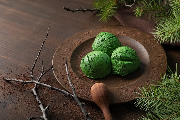 Helado verde de alto ángulo en un plato