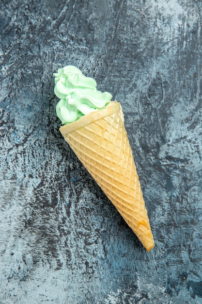 Foto gratuita helado de vista superior en superficie oscura