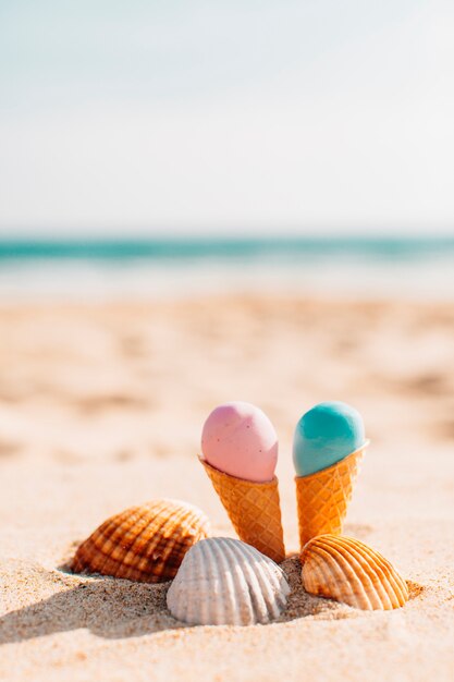 Helados con conchas en la playa