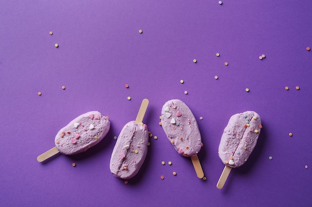 Foto gratuita helados de fresa con aderezos