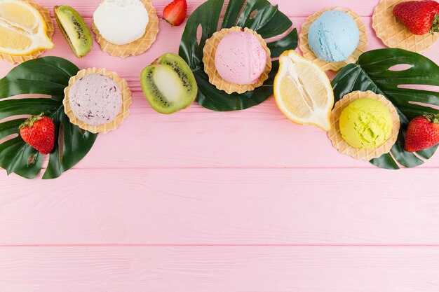 Helados, obleas y frutas exóticas.