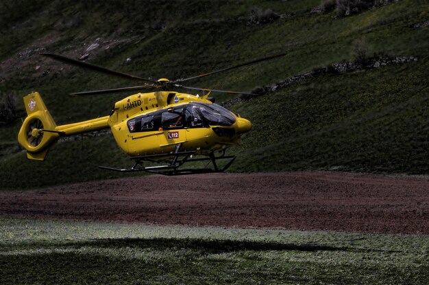 Helicóptero amarillo y negro