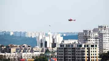 Foto gratuita helicóptero sobrevolando la presidencia y altos edificios residenciales en chisinau, moldavia