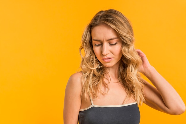 Foto gratuita hembra adulta bastante cansada en vestido de verano