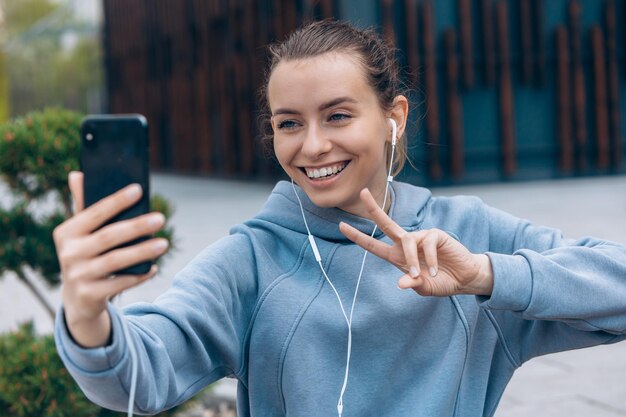 Hembra bastante joven en auriculares que muestra paz