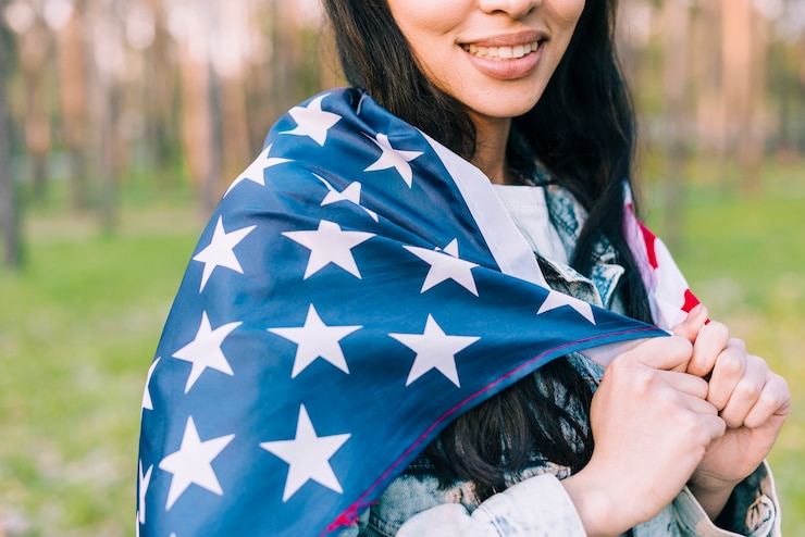 Foto gratuito hembra feliz con bandera de estrellas y rayas