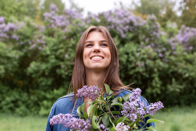 Foto gratuita hembra con flores lilas