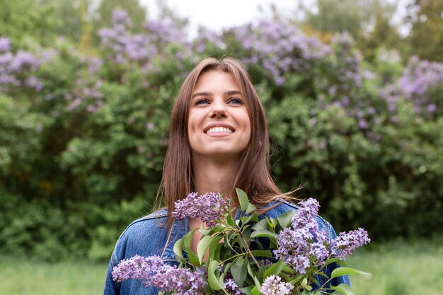 Hembra con flores lilas