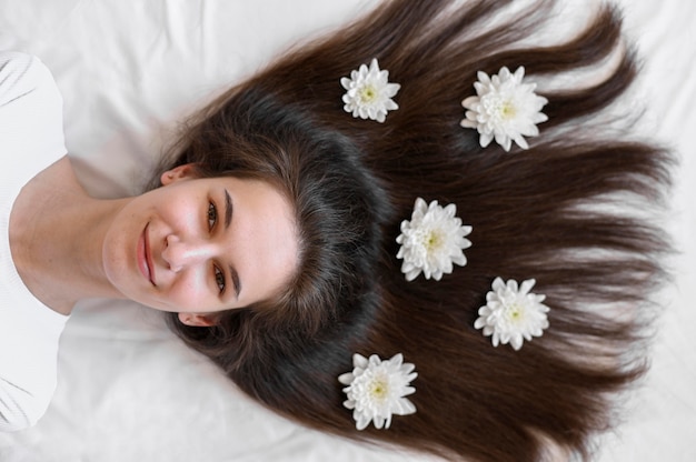 Foto gratuita hembra con flores en el pelo