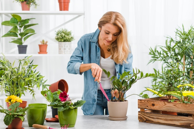 Hembra joven plantando flores