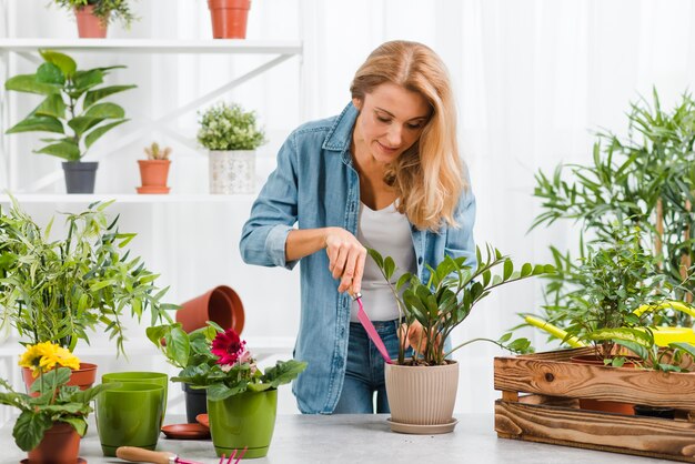 Hembra joven plantando flores