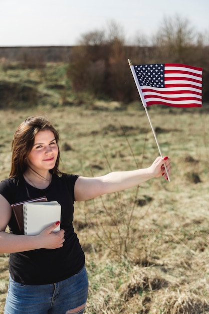 Foto gratuita hembra joven que soporta la bandera americana