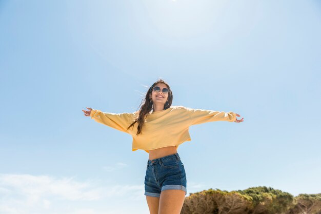 Hembra joven sonriente que disfruta de vacaciones